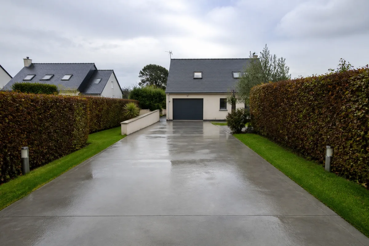 Allée de garage en béton à Rédéné : structure, pente, prix