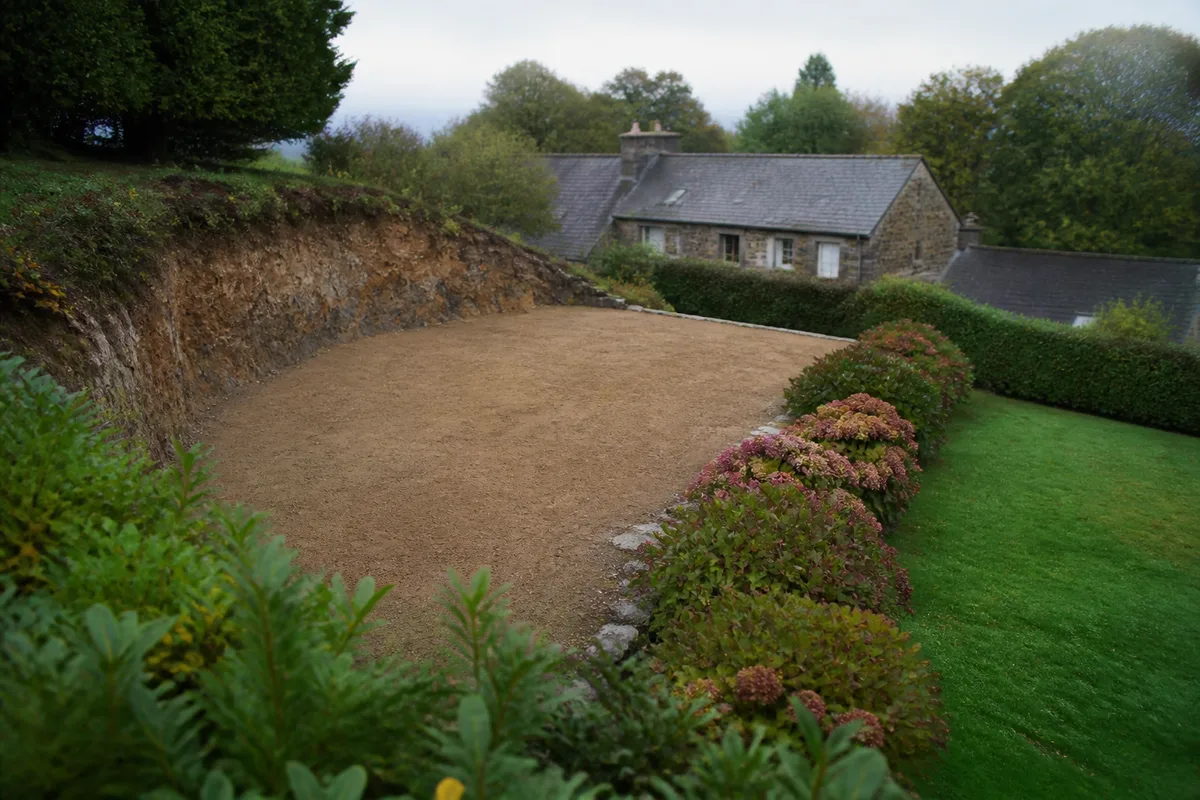 Maçonnerie terrassement : jardin en pente en sud Finistère
